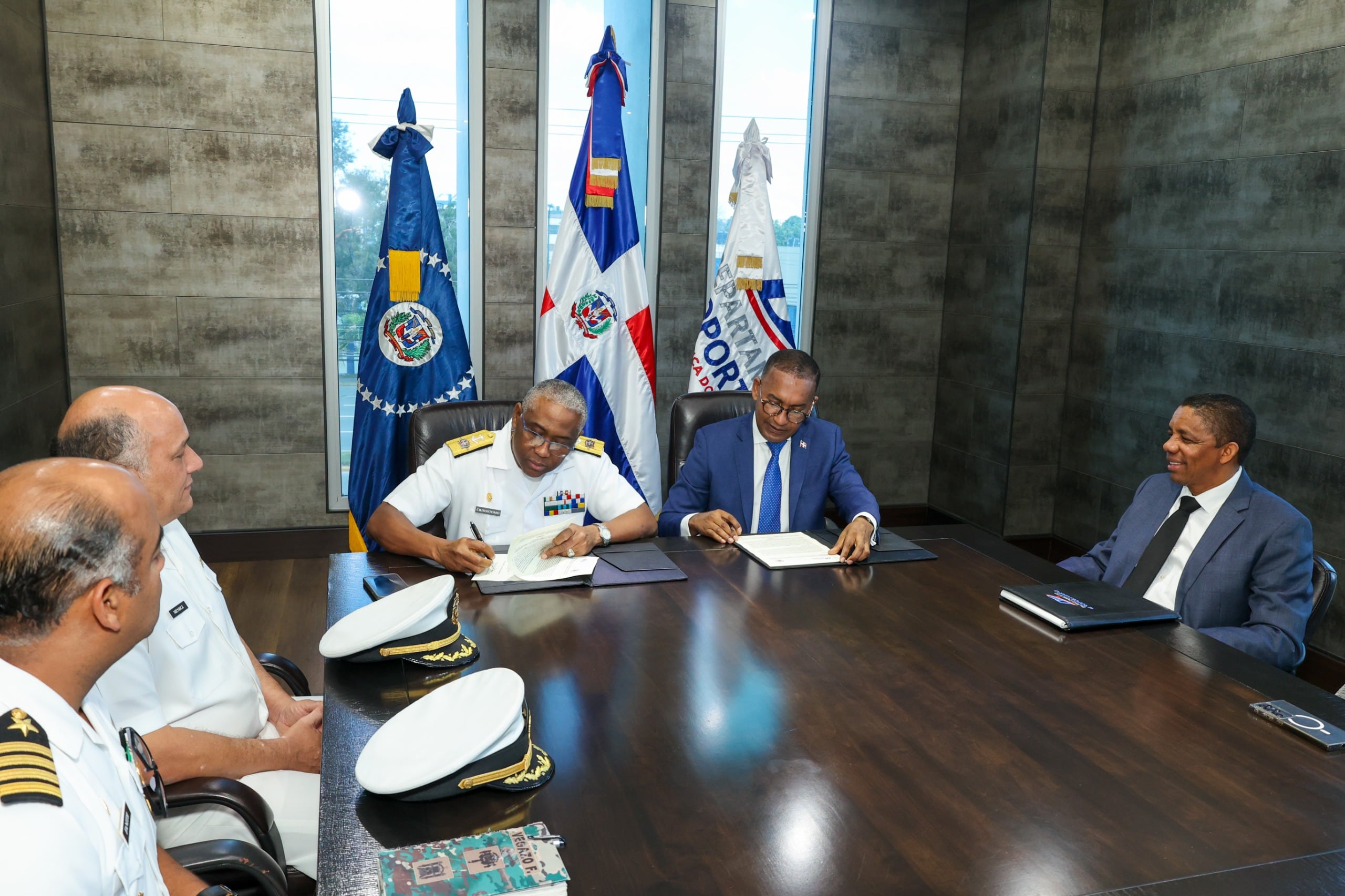 El convenio busca optimizar recursos humanos y técnicos, así como facilitar la construcción de helipuertos y helipads estratégicos. (Cortesía: Presidencia de República Dominicana)