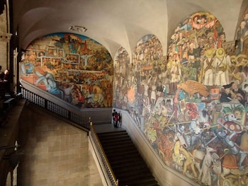 El mural se extiende a