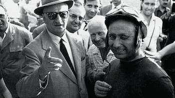 Juan Manuel Fangio sonríe para