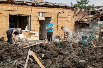 Personas limpian el sitio alcanzado