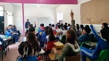 Alumnos de preparatoria en Tepotzotlán estudian en espacios de una iglesia por falta de plantel: denuncian hacinamiento