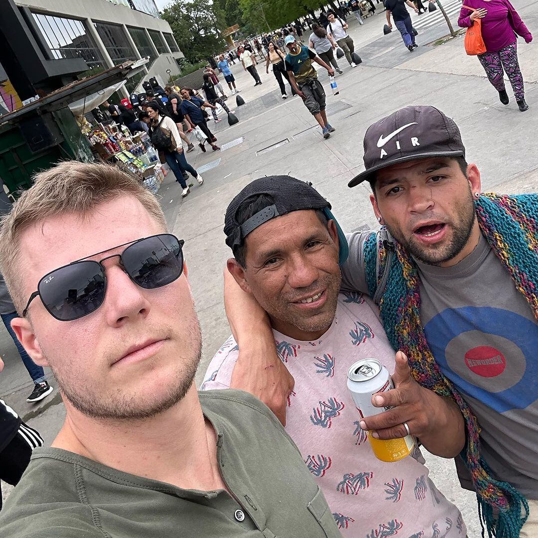 La breve incursión del influencer permite vislumbrar la compleja realidad de pobreza y carencias en este histórico barrio. (Instagram: Kurt Caz)