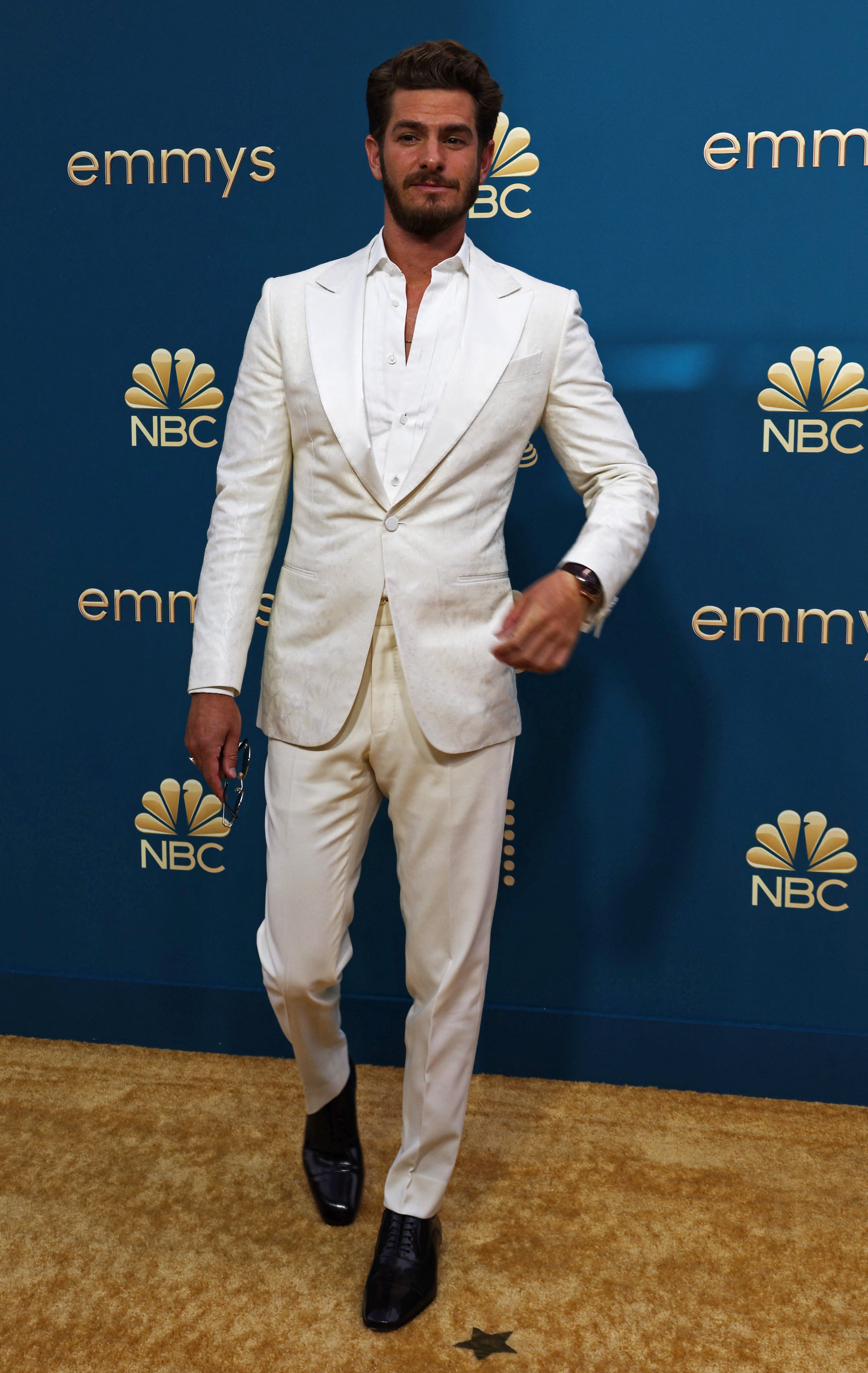 Andrew Garfield presenta un traje blanco de Zegna con zapatos negros como contraste