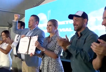 Rodrigo Chaves y Laura Fernández celebraron el proyecto vial que intervendrá 55,6 kilómetros, incorporando 21 intercambios, 25 puentes vehiculares, 20 pasos peatonales y 18 pasos de fauna.Cortesía: Transmisión Presidencia de la República