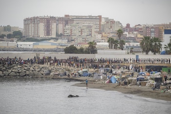 01/09/2026 Varios inmigrantes acampados en una playa, a 1 de septiembre de 2026, en Ceuta (España). La Policía ha practicado tres expulsiones de personas con vínculos con el radicalismo de carácter yihadista detectadas en Ceuta tras la entrada masiva a la ciudad española del pasado 30 de julio. Por su parte, sindicatos policiales han vuelto a reclamar que se extreme la vigilancia.
POLITICA
Marcos Moreno - Europa Press