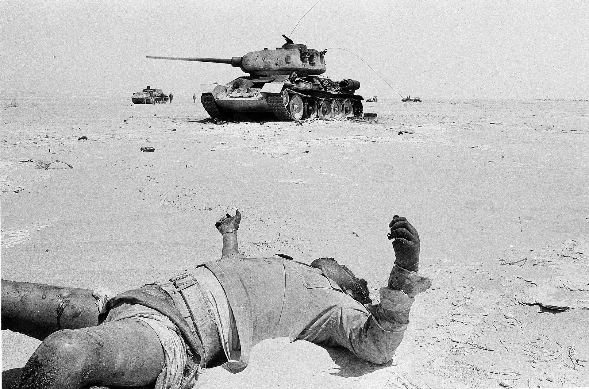 Un soldado egipcio muerto y un tanque egipcio derribado en el desierto del Sinaí, durante la Guerra de los Seis Días, en una postal del 6 de junio de 1967 (AP)