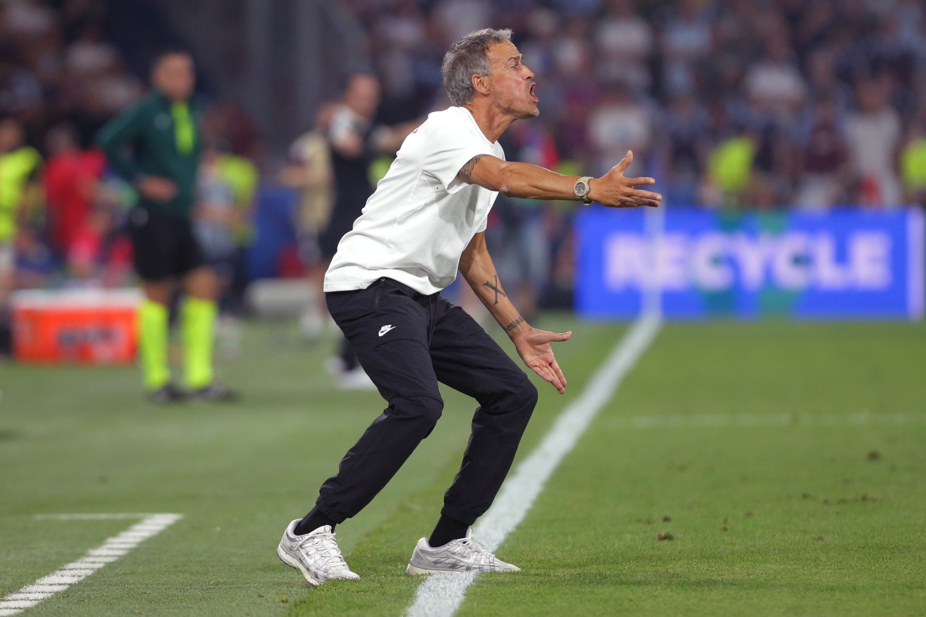 Luis Enrique dando instrucciones. (AP Foto/Heinz-Peter Bader)