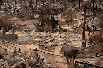 Los incendios de 2025 en Los Ángeles dejaron a 200.000 personas sin vivienda, agravando la crisis habitacional en la ciudad. (REUTERS/David Ryder)