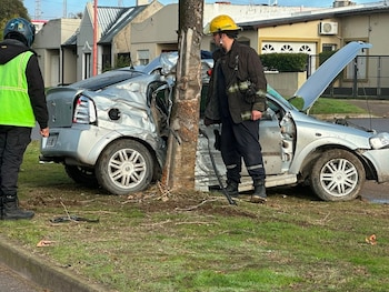 El siniestro en la avenida Constituyentes al 300 ocurrió cuando un Chevrolet Astra tomó contacto con un camión repartidor estacionado