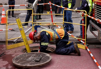 Según un vocero del Departamento de Protección Ambiental de la ciudad, las alcantarillas pueden contener gases nocivos y potencialmente mortales, superficies inestables, riesgo de inundación y espacios confinados. Archivo /Amr Alfiky. REUTERS