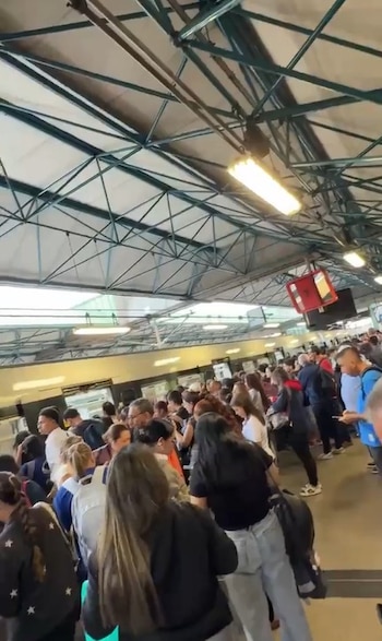 Usuarios tuvieron que evacuar el tren en el Metro Medellín - crédito Captura video