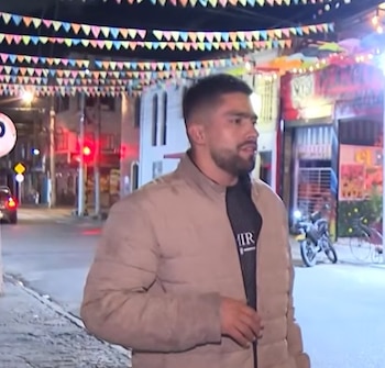 Jhonatan Sosa, propietario de un establecimiento de comidas, relató que pidió el vehículo para llevar a su esposa y a sus hijos a casa durante la madrugada - crédito captura de pantalla Noticias Caracol