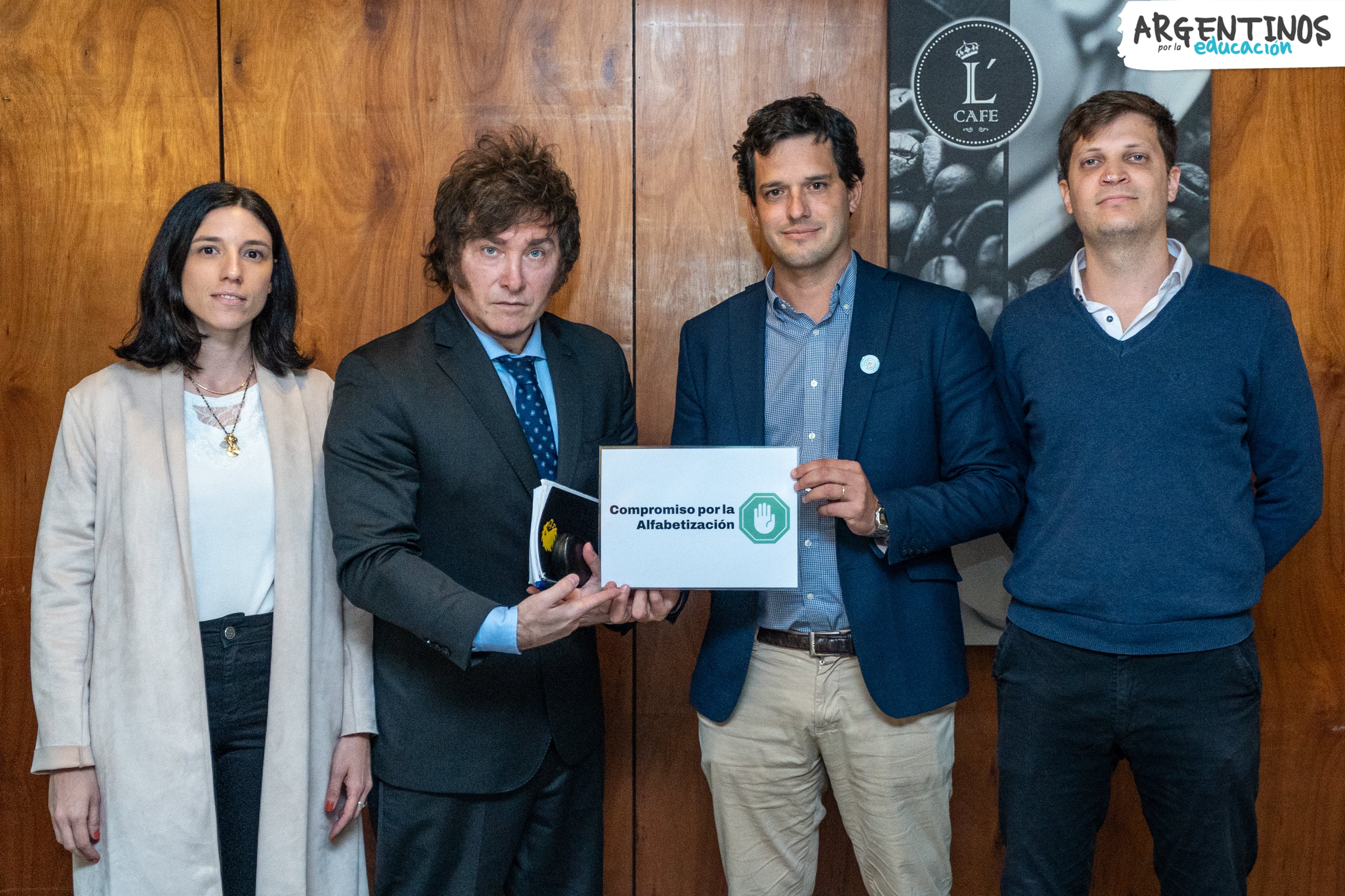 Como candidato, Javier Milei firmó en 2023 el Compromiso por la Alfabetización, una iniciativa impulsada por Argentinos por la Educación junto con otras organizaciones de la sociedad civil.