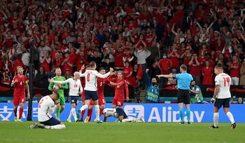 El árbitro holandés Danny Makkelie sanciona un polémico penal a favor de Inglaterra ante Dinamarca. Raheem Sterling sintió el contacto y cayó reclamando falta. Harry Kane lo cambió por gol, tras rebote del arquero Kasper Schmeichel, y el elenco británico accedió a la final de la Eurocopa (REUTERS/Paul Ellis)