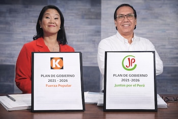 Keiko Fujimori y Roberto Sánchez sonríen detrás de documentos titulados "PLAN DE GOBIERNO 2021-2026" de Fuerza Popular y Juntos por el Perú.