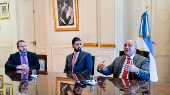 Juan Manzur habla durante el