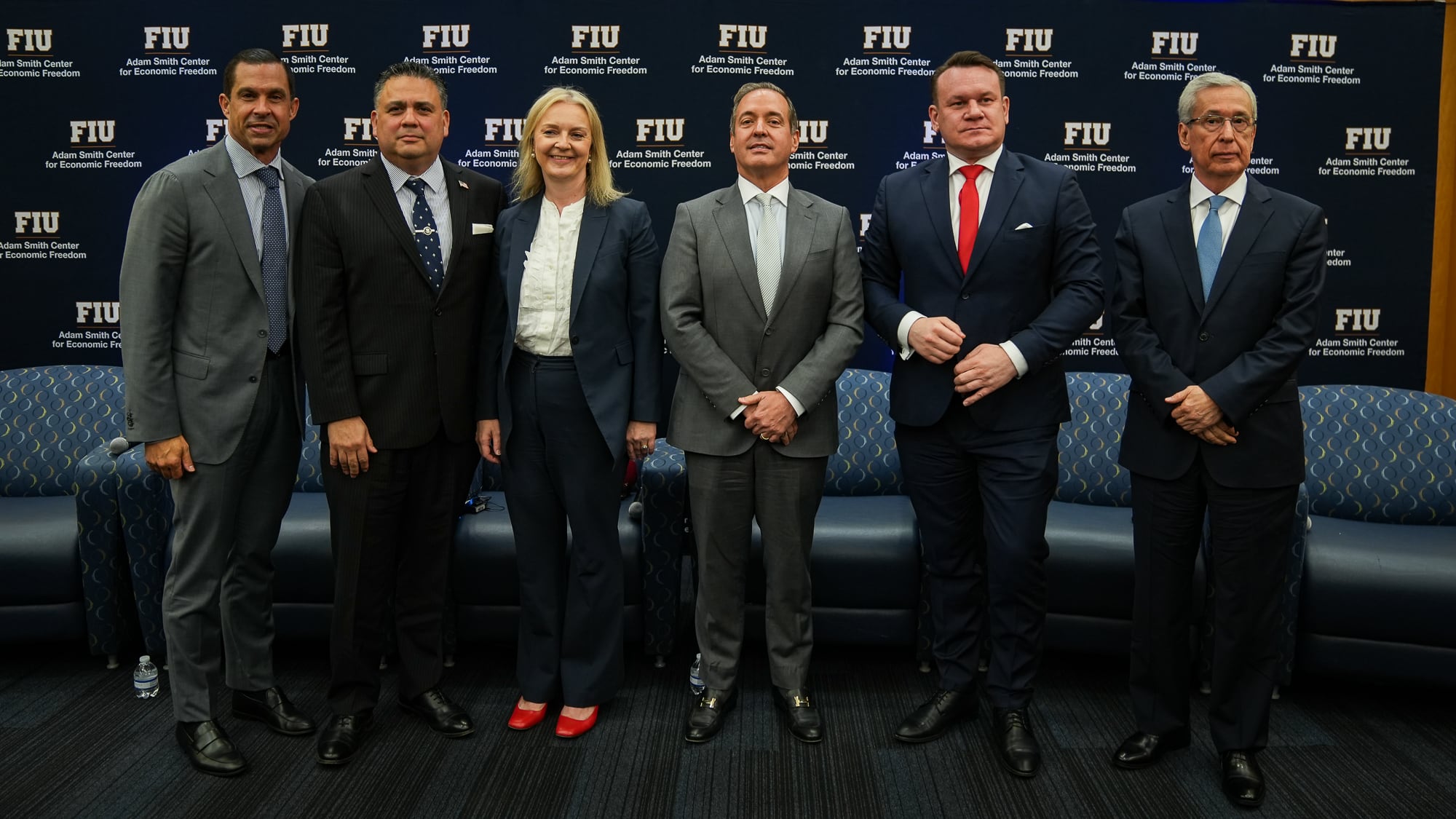 El alcalde de Coral Gables, Vince Lago, James Campos, Liz Truss, ex primera ministra del Reino Unido, Carlos Díaz-Rosillo, director del Adam Smith Center de la Florida International University y anfitrión, Dominik Tarczyński y Enrique Herrería (Nacho Films)