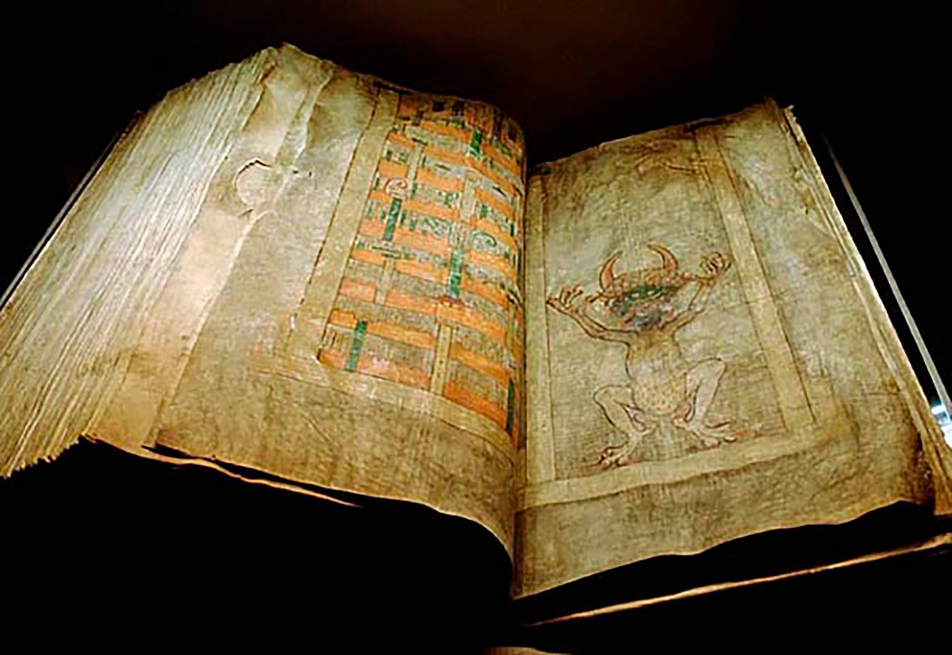 El libro tiene un peso de 75 kilogramos y está compuesto por 310 hojas de pergamino, elaboradas a partir de piel de ternera y asno, lo que habría requerido sacrificar más de 160 animales para su confección