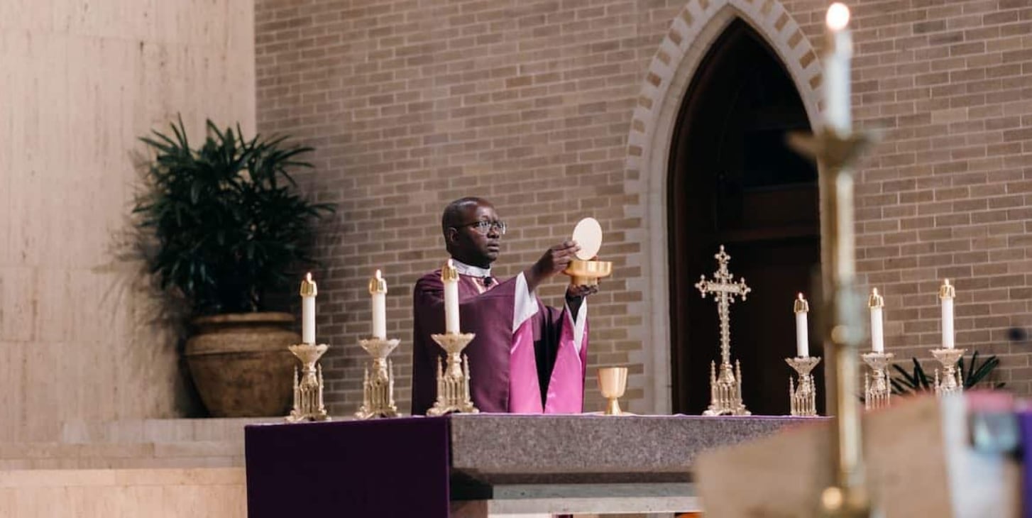 Simon Peter Engurait encarna la apertura de la Iglesia estadounidense a voces africanas y el reto de unir distintas tradiciones bajo un mismo techo (Diocese of Houma-Thibodaux)