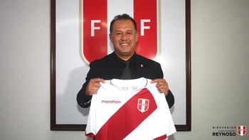 Juan Reynoso vistió la bicolor como futbolista, hasta fue capitán.