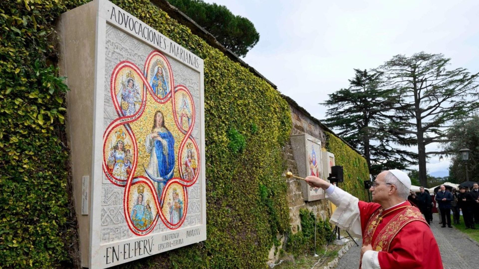 El Papa bendice el mosaico de las Advocaciones Marianas del Perú (@Vatican Media)