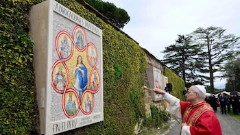 El Papa bendice el mosaico