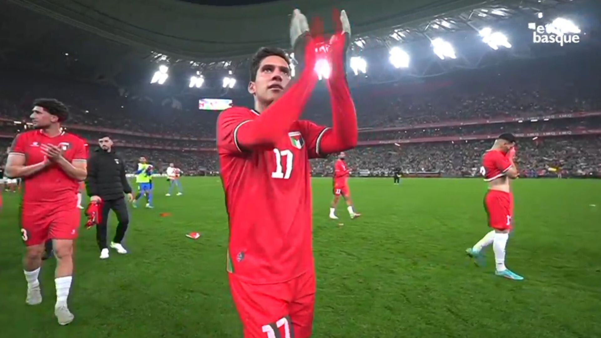 Emilio Saba protagoniza emotivo debut con Palestina ante Euskadi en San Mamés: vuelta olímpica de agradecimiento y unión en graderías