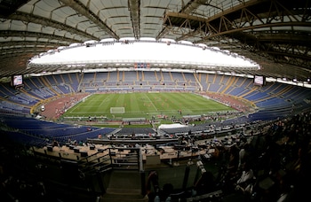 Fotografía de archivo del 26 de mayo de 2009, en la que puede verse el Estadio Olímpico de Roma (Italia) antes de la final de Liga de Campeones entre el Manchester United y el FC Barcelona. EFE/MATTEO BAZZI
