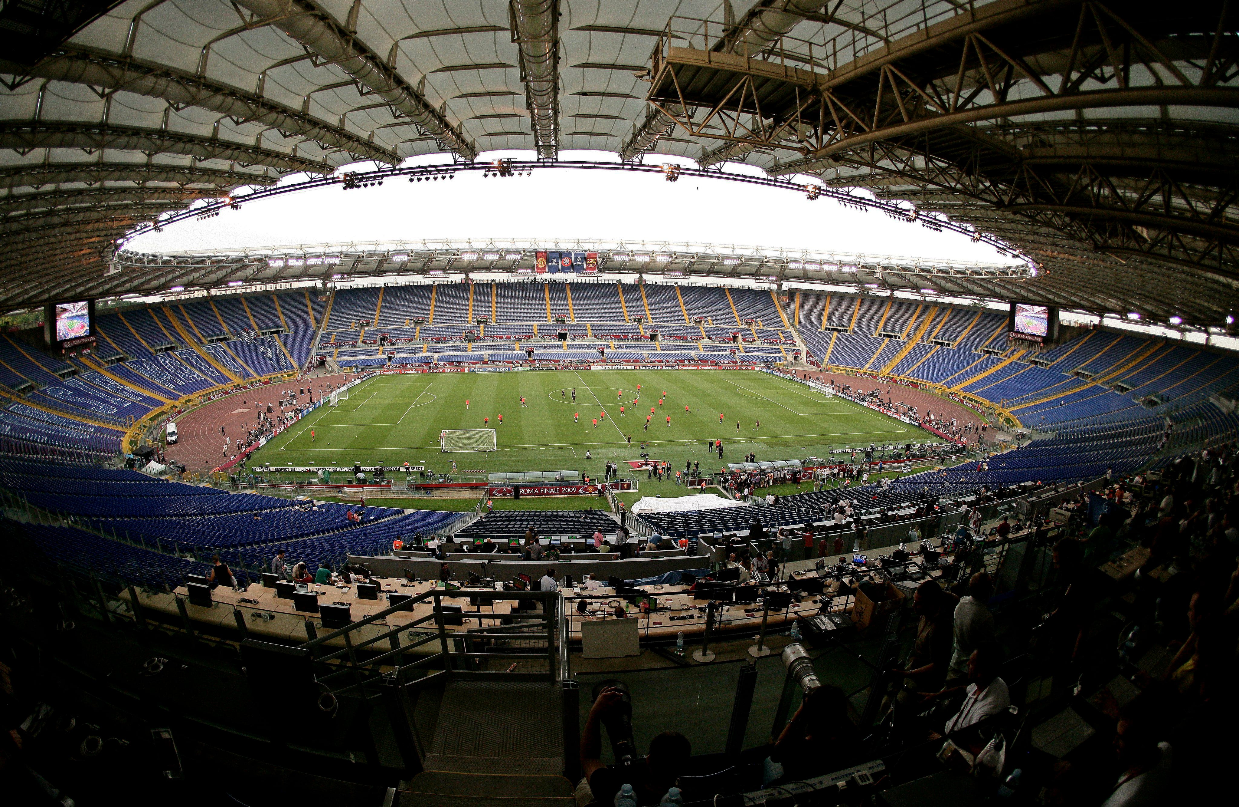 Fotografía de archivo del 26 de mayo de 2009, en la que puede verse el Estadio Olímpico de Roma (Italia) antes de la final de Liga de Campeones entre el Manchester United y el FC Barcelona. EFE/MATTEO BAZZI