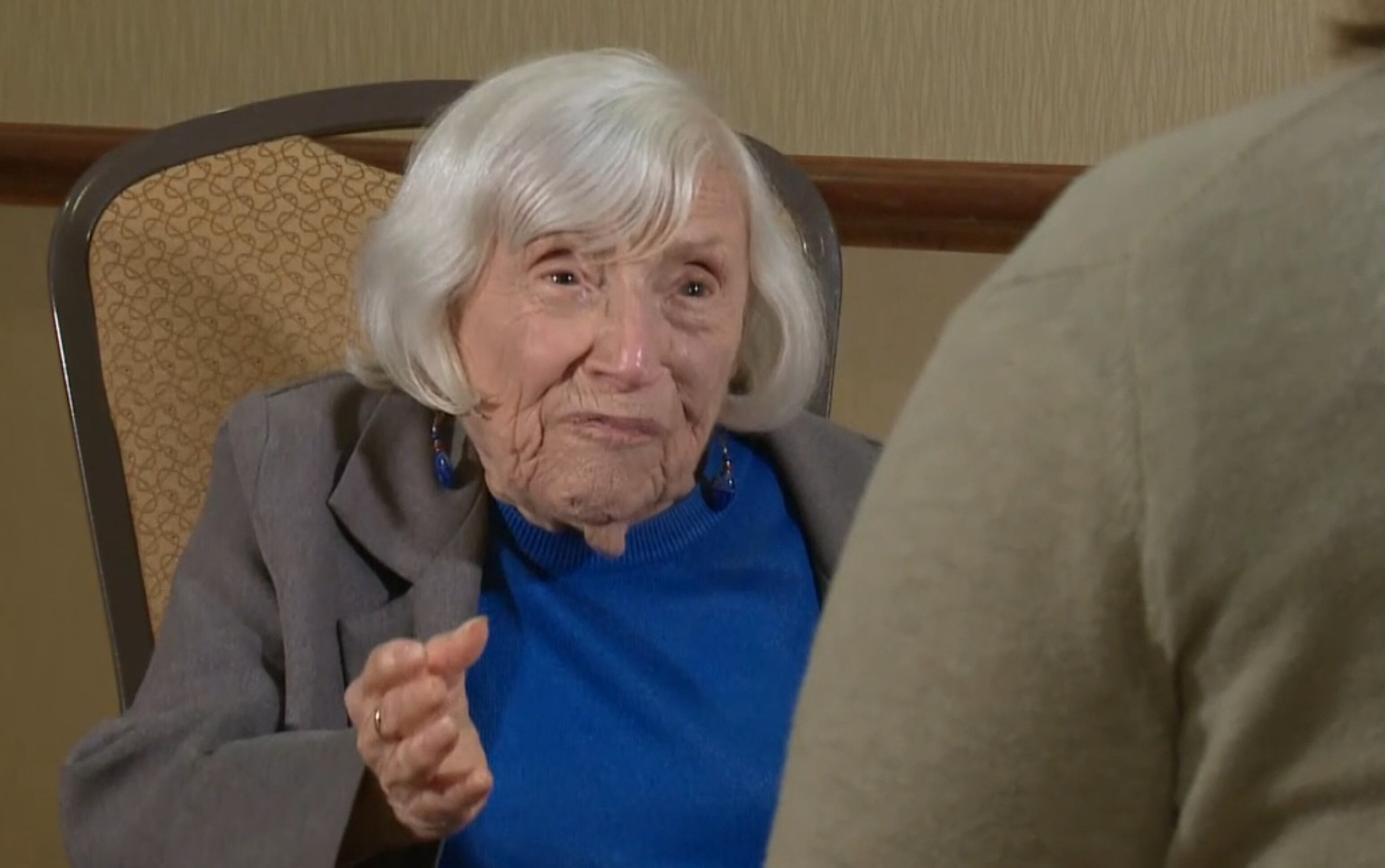 En abril de 1945 cruzó la frontera desde Suiza, engañó a guardias nazis con papeles falsos y logró transmitir inteligencia decisiva - (Captura de Video News Center Maine)