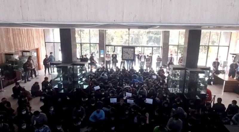 Manifestantes cantan en una vigilia por Mahsa Amini, la mujer que murió bajo custodia policial, en el vestíbulo de la Universidad Tecnológica Khajeh Nasir Toosi en Teherán, Irán, en esta captura de pantalla de un vídeo de las redes sociales publicado el 26 de octubre de 2022 y obtenido por REUTERS (REUTERS/Archivo)
