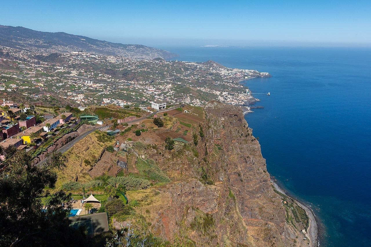 Un teleférico une la cima con las fajãs, zonas agrícolas situadas al pie de la formación rocosa