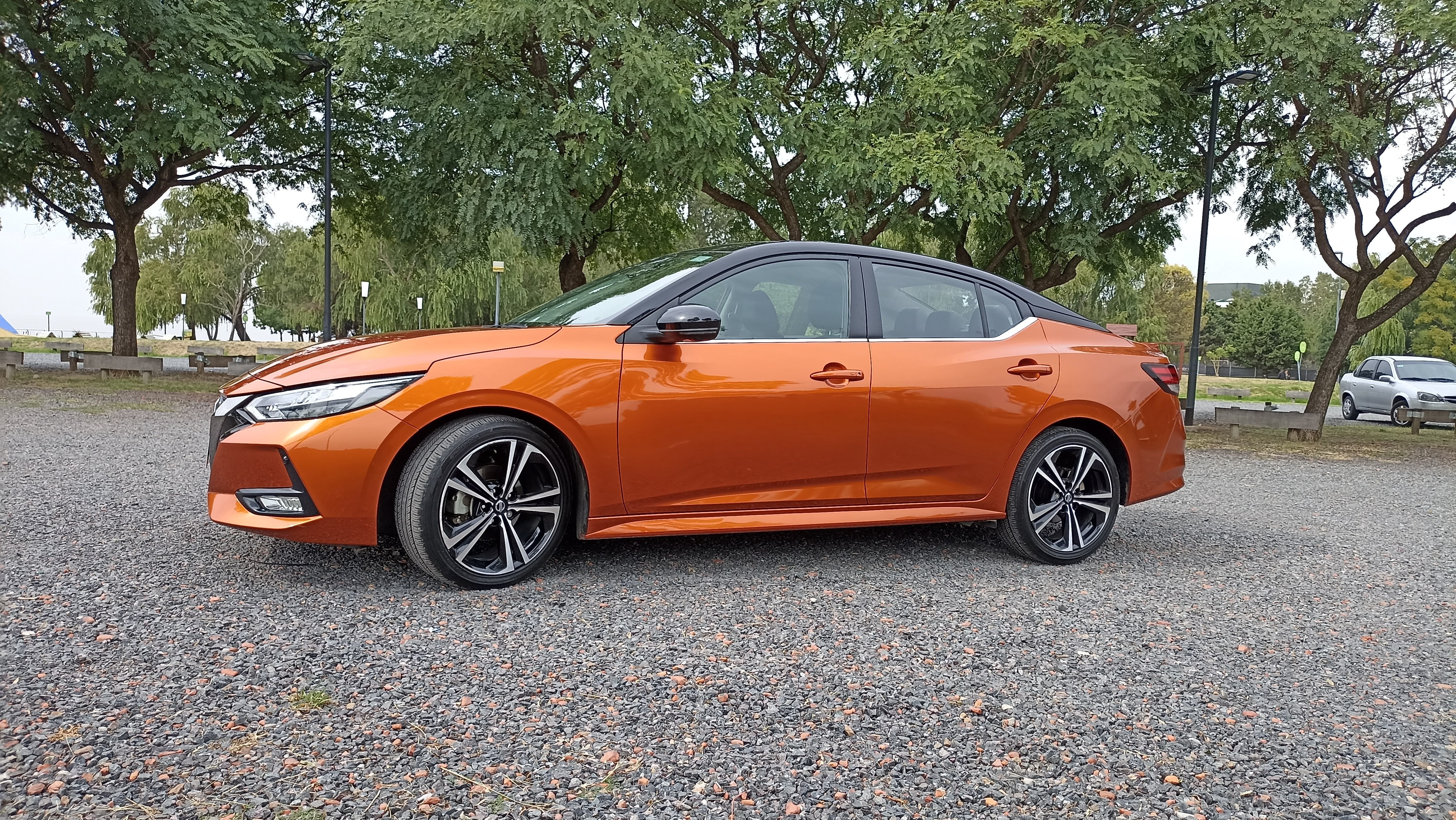El vehículo Nissan Sentra integra la lista de modelos con bonificaciones comerciales anunciadas por la automotriz para el mes de septiembre.