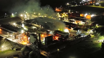Se incendió una planta de Vicentin en Santa Fe y alertaron por la presencia de material tóxico en la zona