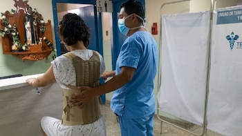 Adolescente sobrevive a caída de cuatro pisos y recupera movilidad de sus piernas tras compleja cirugía