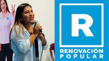 Una mujer habla por micrófono junto a un panel con su imagen y el logotipo azul con blanco del partido político Renovación Popular