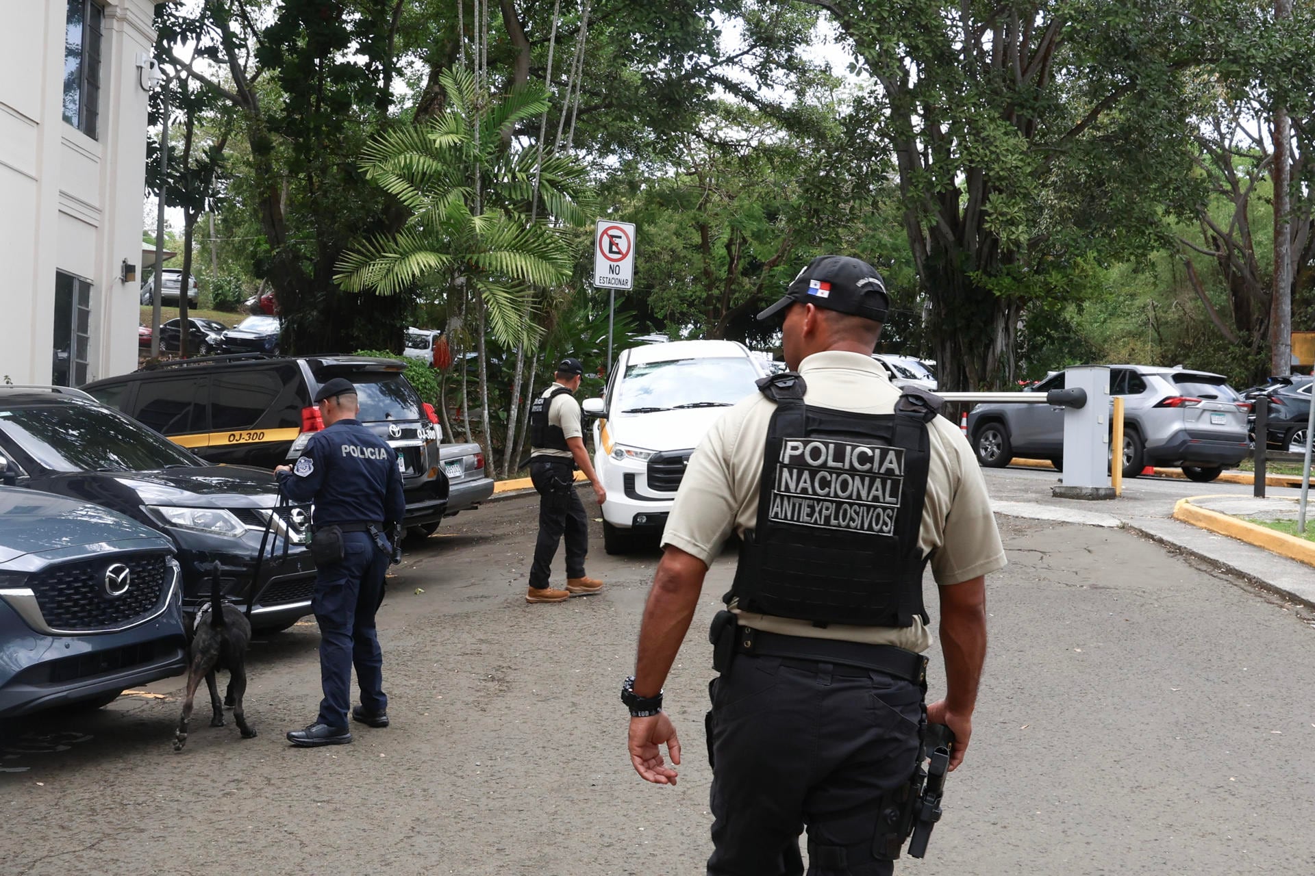 AME9052. CIUDAD DE PANAMÁ (PANAMÁ), 27/02/2026.- Integrantes de la Policía Nacional inspeccionan frente a la Corte Suprema este viernes, en Ciudad de Panamá (Panamá). El juicio por el caso Odebrecht en Panamá está previsto que culmine hoy, tras semanas de audiencia en la que la Fiscalía ha vinculado al expresidente Ricardo Martinelli (2009-2012) y parte de su círculo cercano con la supuesta red de sobornos de la constructora brasileña. EFE/ Carlos Lemos