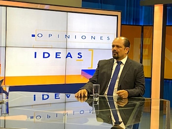 El doctor Rubén Montúfar Guardado, especialista en reumatología y medicina interna, durante su participación en un programa televisivo donde abordó la situación del lupus y otras enfermedades autoinmunes en El Salvador (Cortesía Frente a Frente).