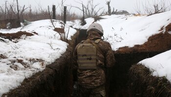 Soldado ucraniano en una trichhera