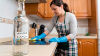 Las cinco formas más efectivas de usar vinagre en tu hogar, según expertos en limpieza