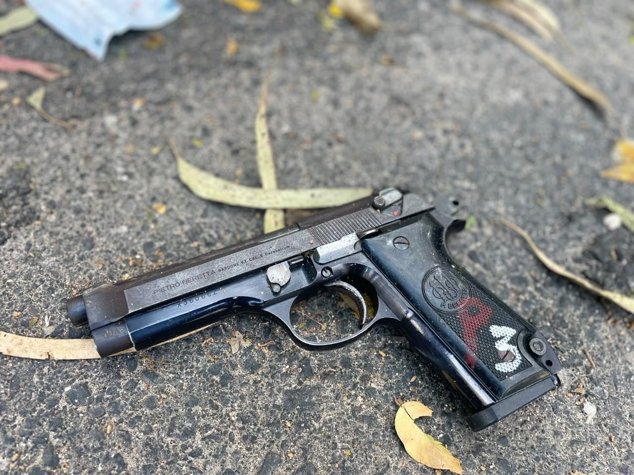 Las autoridades decomisaron una pistola Pietro Beretta que registraba reporte de robo desde el año 2018. (PNC de Guatemala)