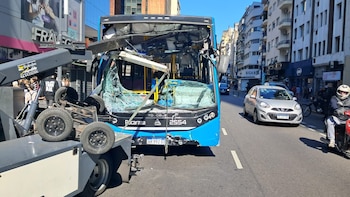 Un colectivo chocó contra una grúa a metros del Obelisco: dos heridos