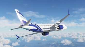 Un avión de pasajeros blanco y azul de Ascend Airways, con la matrícula G-ASCD, vuela sobre nubes dispersas y un paisaje costero con islas y agua.