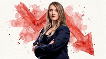 Retrato de Paloma Valencia de negocios con expresión seria, brazos cruzados, sobre un fondo blanco con una gran flecha roja de acuarela que desciende.