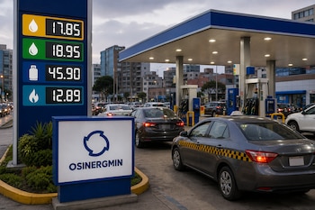 Un letrero de Osinergmin y un cartel con precios de combustible junto a varios automóviles en fila dentro de una estación de servicio.