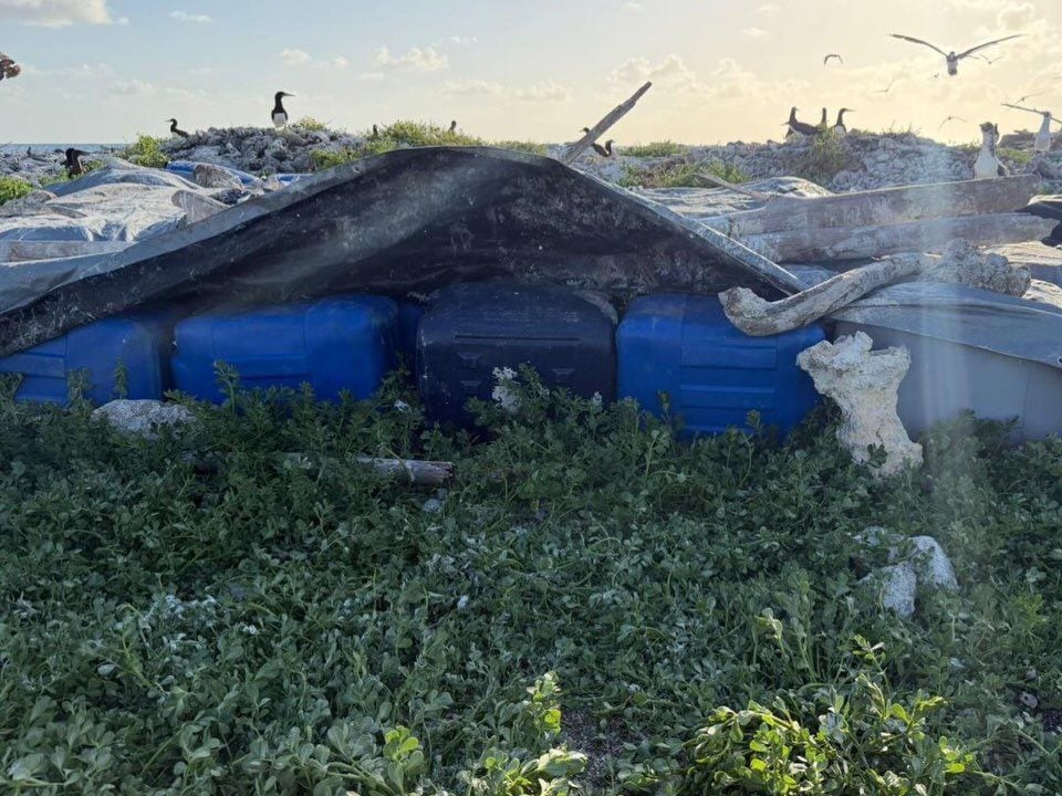 Autoridades estiman que el combustible asegurado supera los 3 mil 900 galones. (Foto: Fuerza Naval de Honduras )