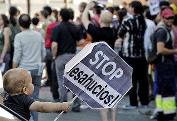 Un niño sujeta una pancarta durante las manifestaciones del 15M en Madrid. (EFE/Emilio Naranjo)