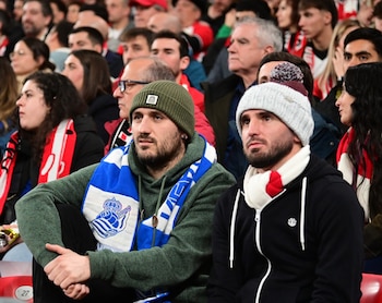 Dos aficionados conviven para apoyar