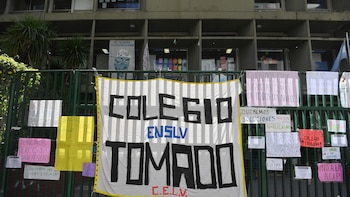 El Gobierno de la Ciudad demandó a 69 familias por la toma del Lengüitas y los padres de los alumnos solicitaron defensa pública