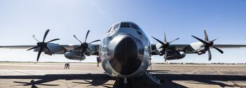 Avión de reconocimiento meteorológico del programa GARRP sobrevolando el océano Pacífico